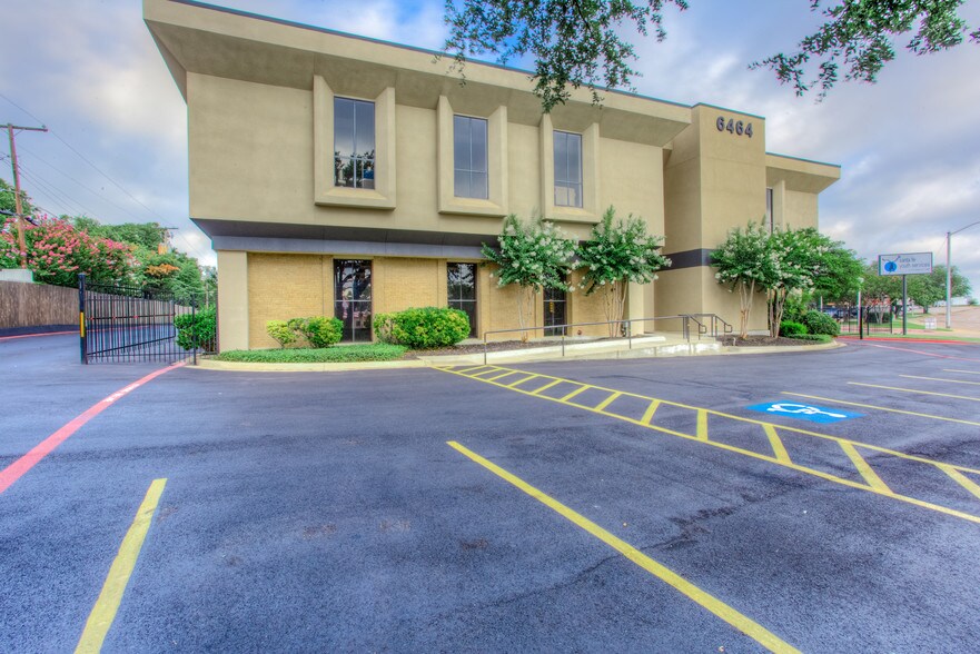More Photos Of 6464 Brentwood Stair Rd, Fort Worth Office For Sale
