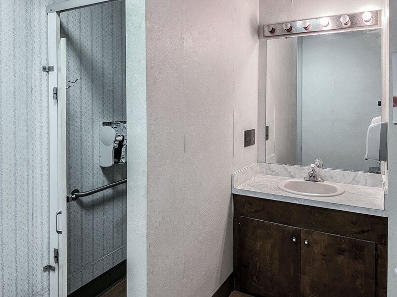 More Photos Of 119 W Lowman St, Mullins Medical For Sale