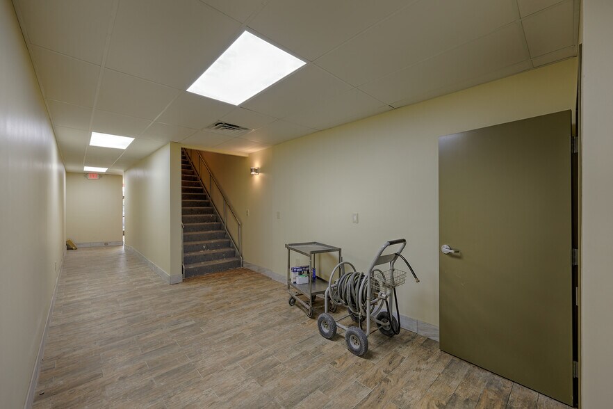 More Photos Of 1112 N Frazier St, Conroe Freestanding For Sale