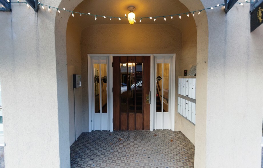 More Photos Of 111-117 Lake St S, Kirkland Storefront Retail Residential For Lease