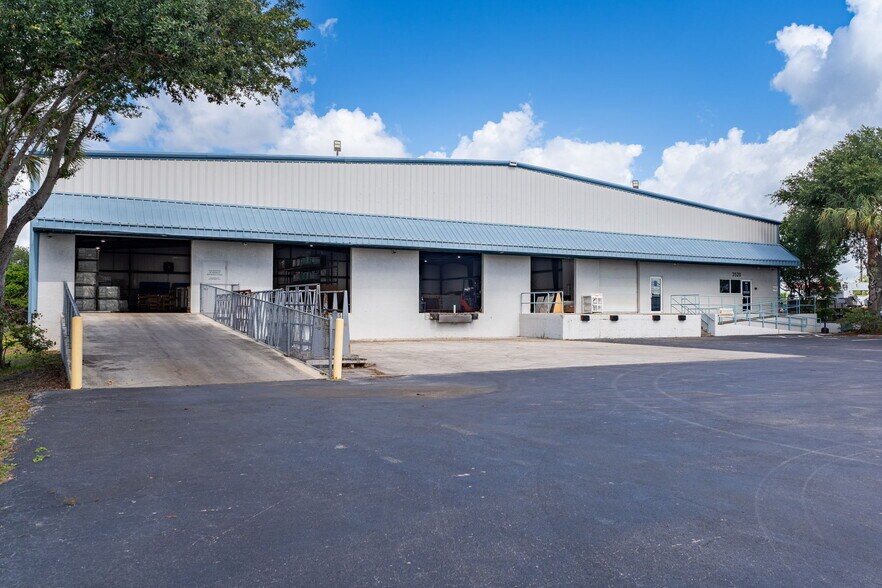 More Photos Of 3520 Old Metro Pky, Fort Myers Warehouse For Lease