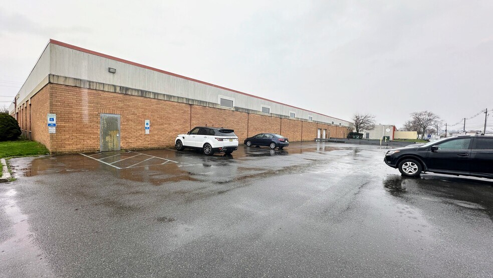 More Photos Of 15 Triangle Blvd, Carlstadt Warehouse For Lease