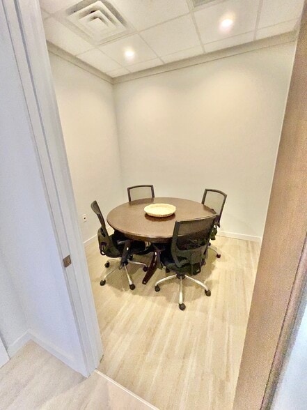 More Photos Of 245 Seven Farms Dr, Daniel Island Office For Lease