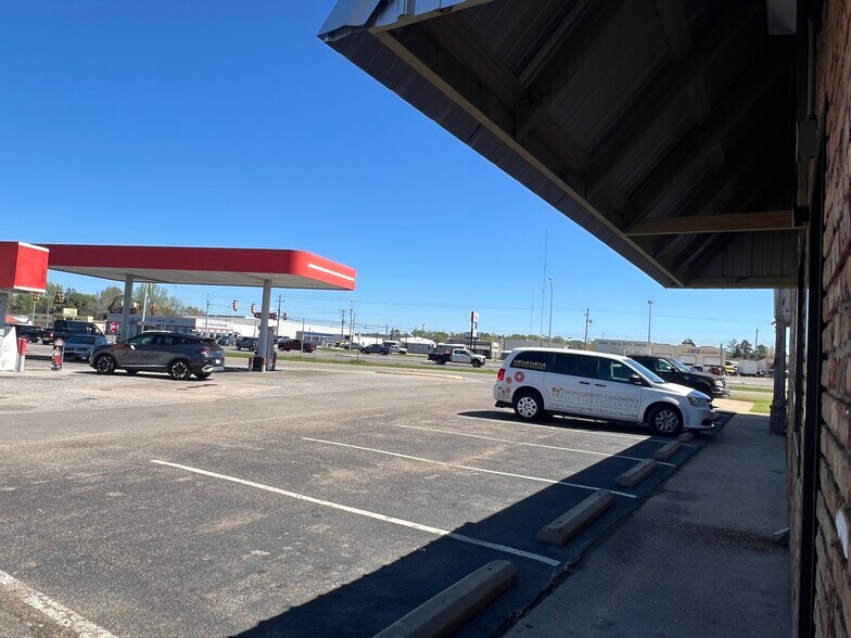 More Photos Of 537-553 Eastern Blvd, Montgomery Unknown For Lease