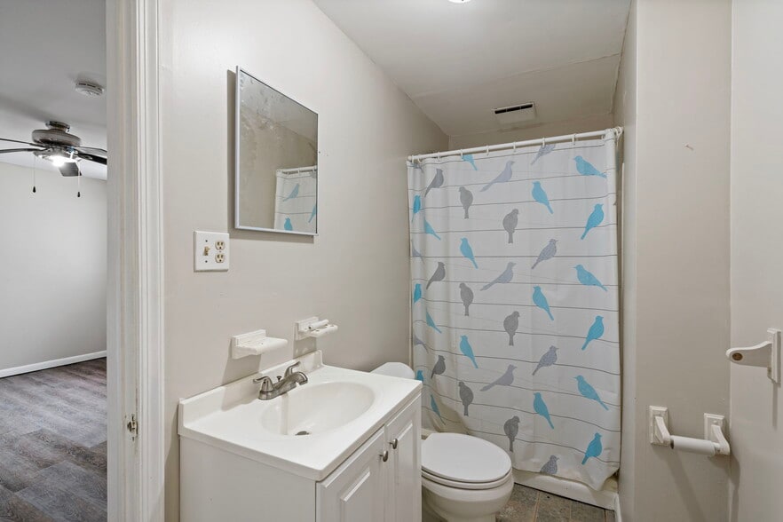 More Photos Of 4928 Marlboro Pike, Capitol Heights General Retail For Lease