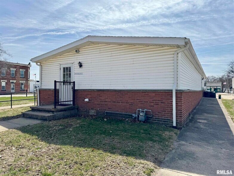 More Photos Of 130 N Broadway St, Table Grove Flex For Sale