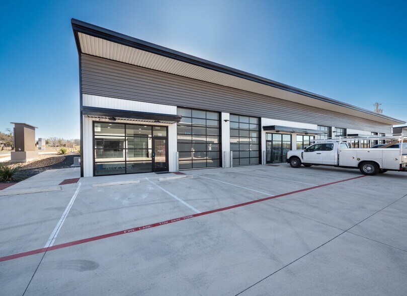 More Photos Of 19832 Panther Dr, Pflugerville Showroom For Lease
