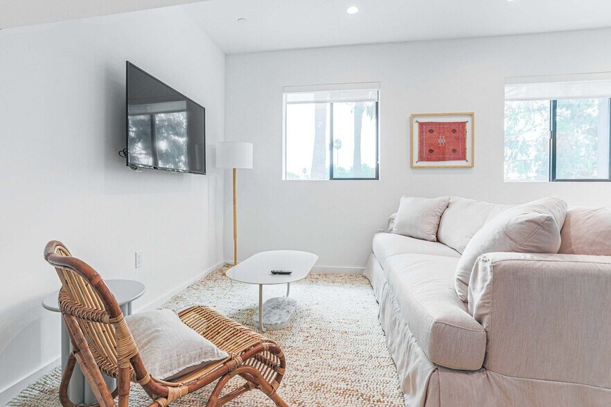 More Photos Of 2301 S Cloverdale Ave, Los Angeles Apartments For Sale