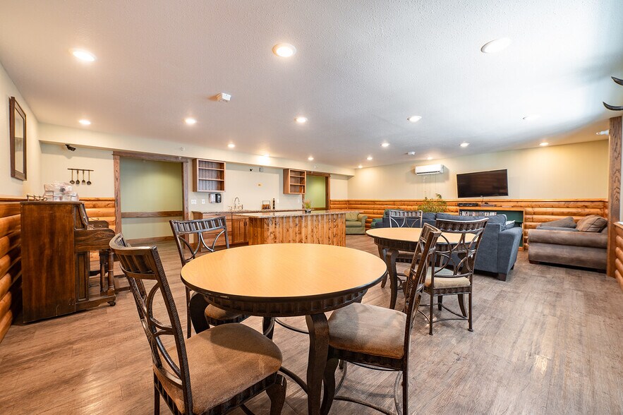 More Photos Of 461 Munson Ave, Traverse City Hotel For Sale