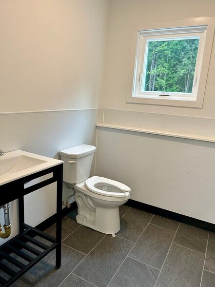 More Photos Of 15 Oneil St, Easthampton Warehouse For Lease