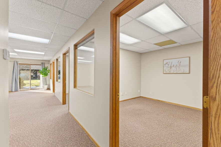 More Photos Of 2575 N Hamline Ave, Roseville Office For Sale