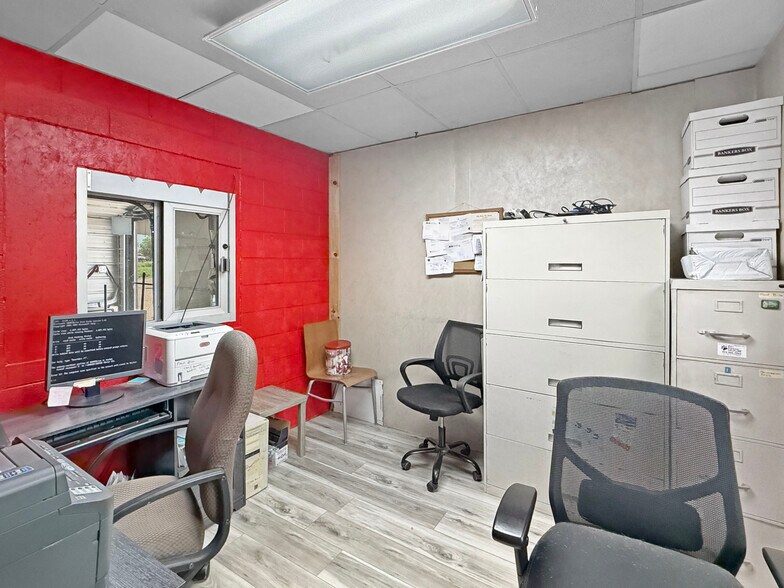 More Photos Of 1331 W Main St, Sterling Veterinarian Kennel For Sale