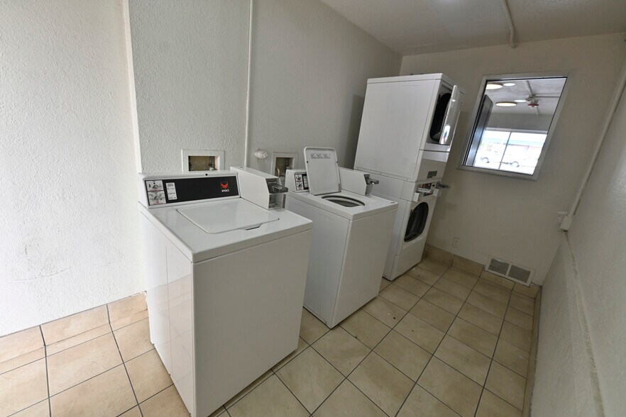 More Photos Of 138 W White, San Antonio Hotel For Sale