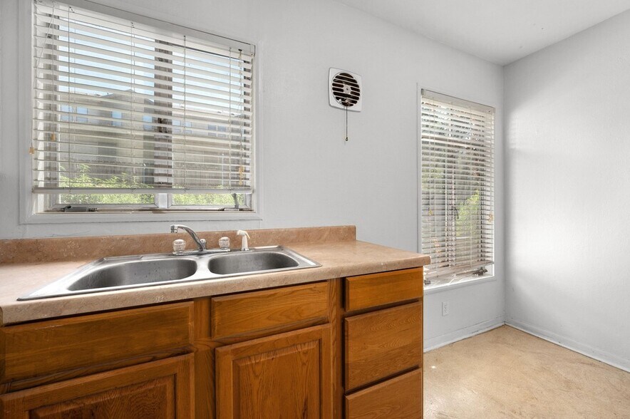 More Photos Of 1302 Norwalk Ln, Austin Apartments For Sale
