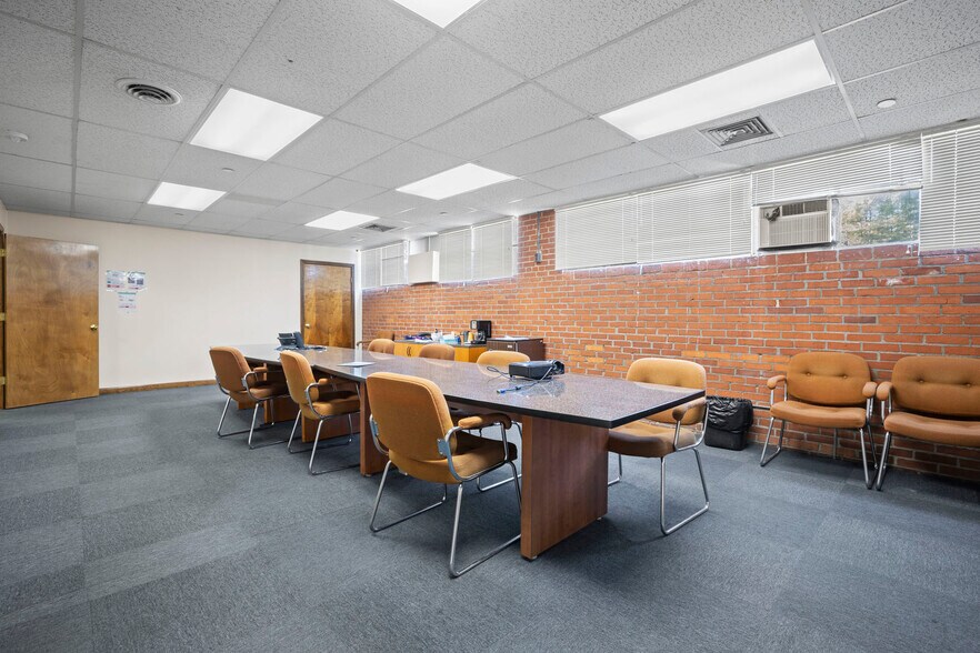 More Photos Of 1 Riverside Way, Wilton Warehouse For Lease