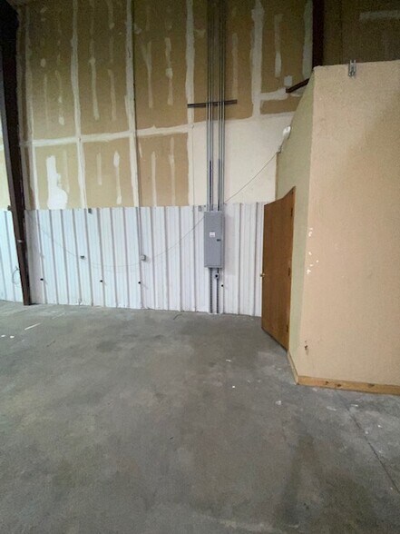 More Photos Of 400 S Eagle Ln, Oklahoma City Warehouse For Lease