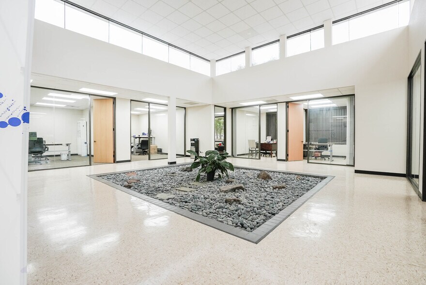 More Photos Of 10410 Corporate Dr, Sugar Land Research And Development For Lease