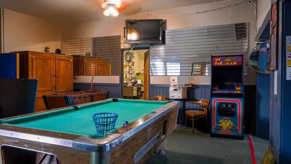 More Photos Of 7377 Redwood Blvd, Novato Bar For Lease