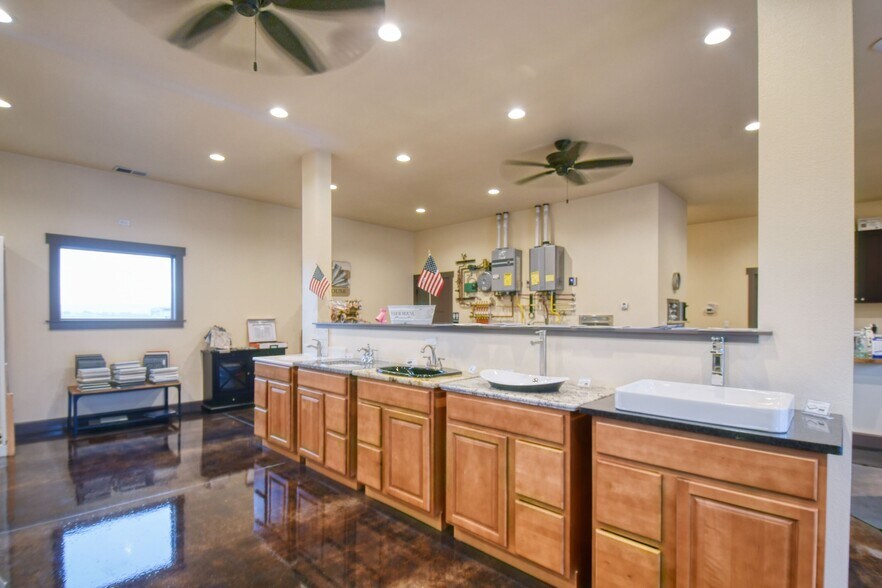 More Photos Of 818 Airport Rd, Pendleton Showroom For Sale
