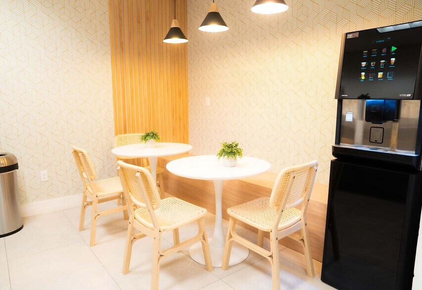 More Photos Of 6625 Miami Lakes Dr, Miami Lakes Loft Creative Space For Lease