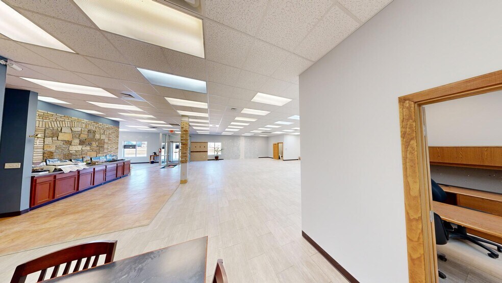 More Photos Of 1985 American Dr, Neenah Flex For Sale