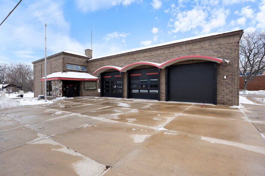 More Photos Of 27W530 High Lake Rd, Winfield General Retail For Sale