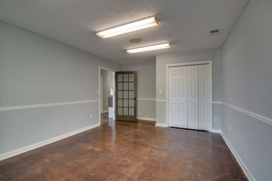 More Photos Of 100 Mooreland Dr, Springfield Warehouse For Lease