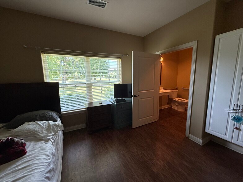 More Photos Of 15+/- Bed Memory Care Illinois Near Peoria, Elmwood Assisted Living For Sale