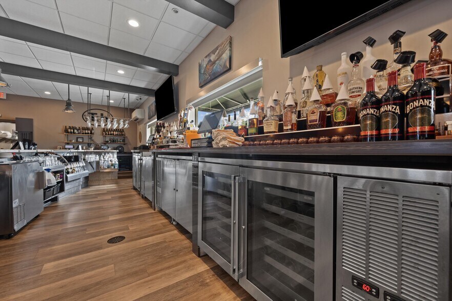 More Photos Of 514 NW Dixie Hwy, Stuart General Retail For Sale