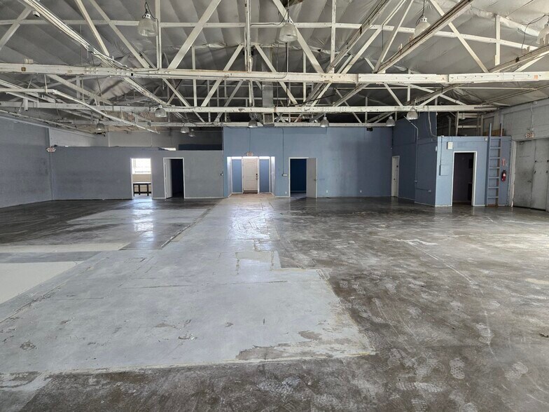 More Photos Of 2015 N Lincoln St, Burbank Manufacturing For Lease