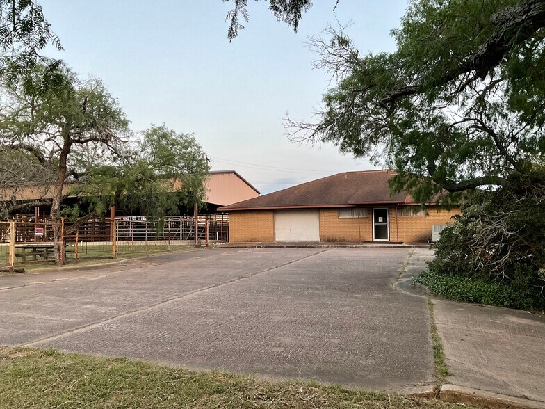 More Photos Of 1310 W Grand Ave, Yoakum Veterinarian Kennel For Sale