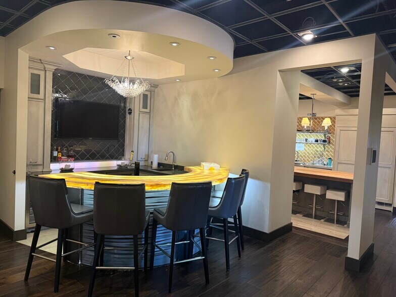 More Photos Of 8271 E Gelding Dr, Scottsdale Distribution For Lease
