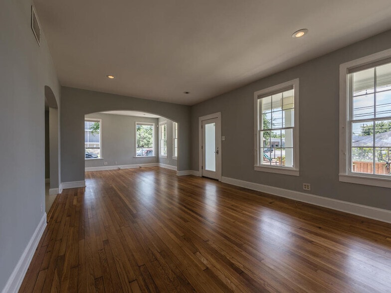 More Photos Of 2610 Manor Rd, Austin Freestanding For Lease