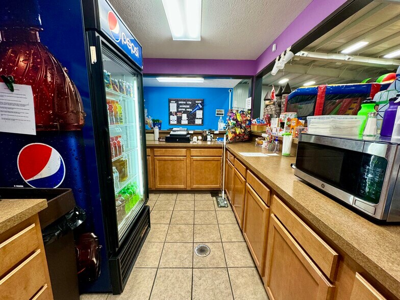 More Photos Of 2509 S 1st St, Terre Haute Showroom For Sale