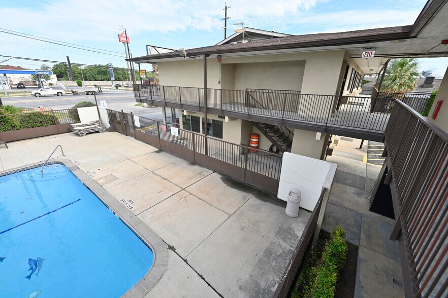 More Photos Of 138 W White, San Antonio Hotel For Sale