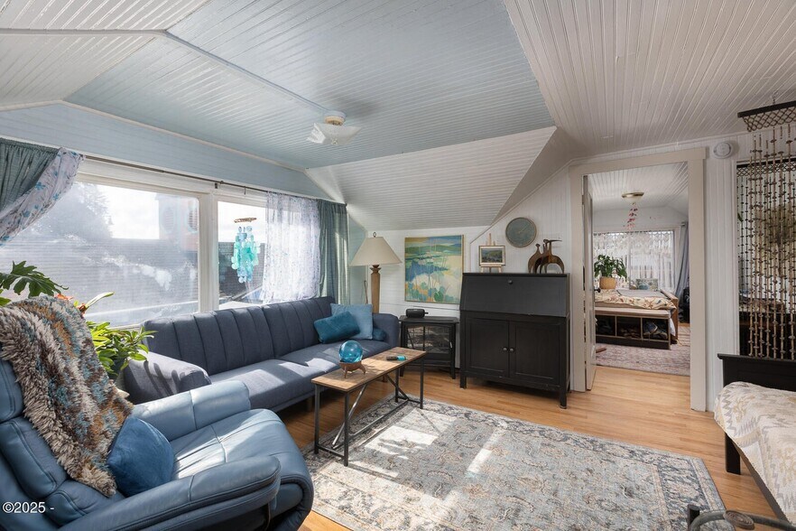 More Photos Of 205 SW Highway 101, Waldport Storefront For Sale