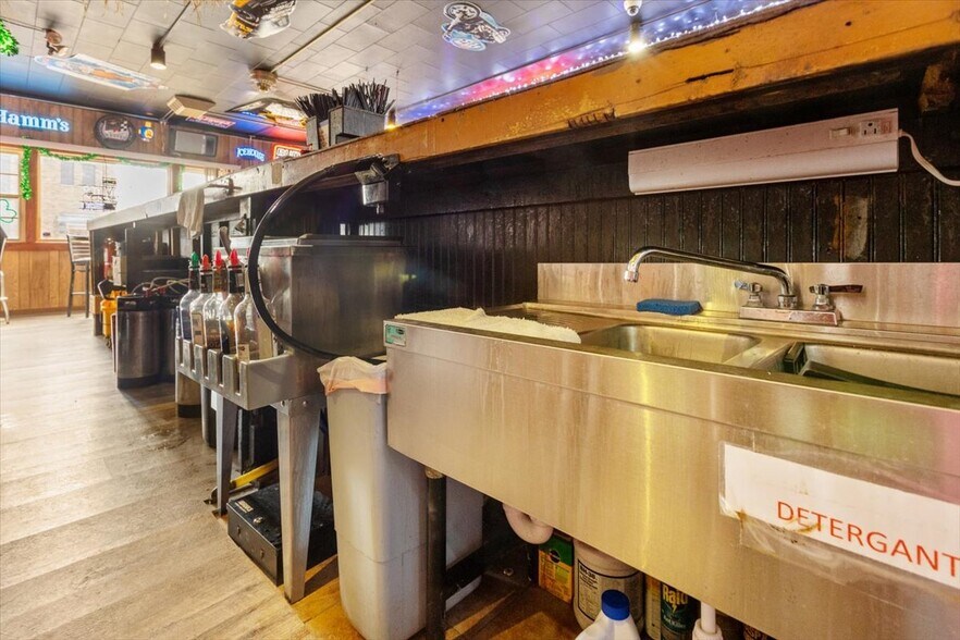 More Photos Of 1034 8th St, Onawa Bar For Sale