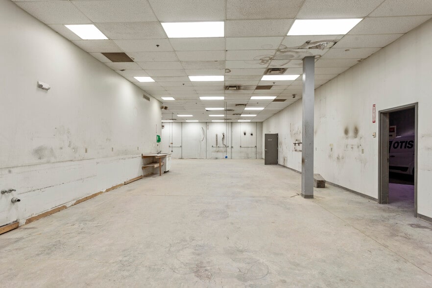 More Photos Of 1211 W Cambridge Circle Dr, Kansas City Warehouse For Lease