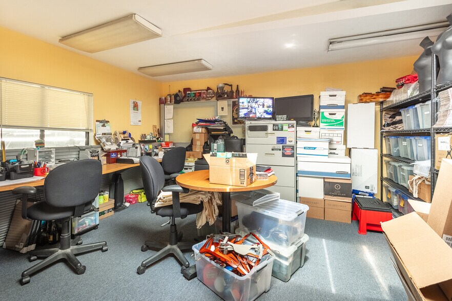 More Photos Of 425 Park Ave, San Fernando Warehouse For Sale