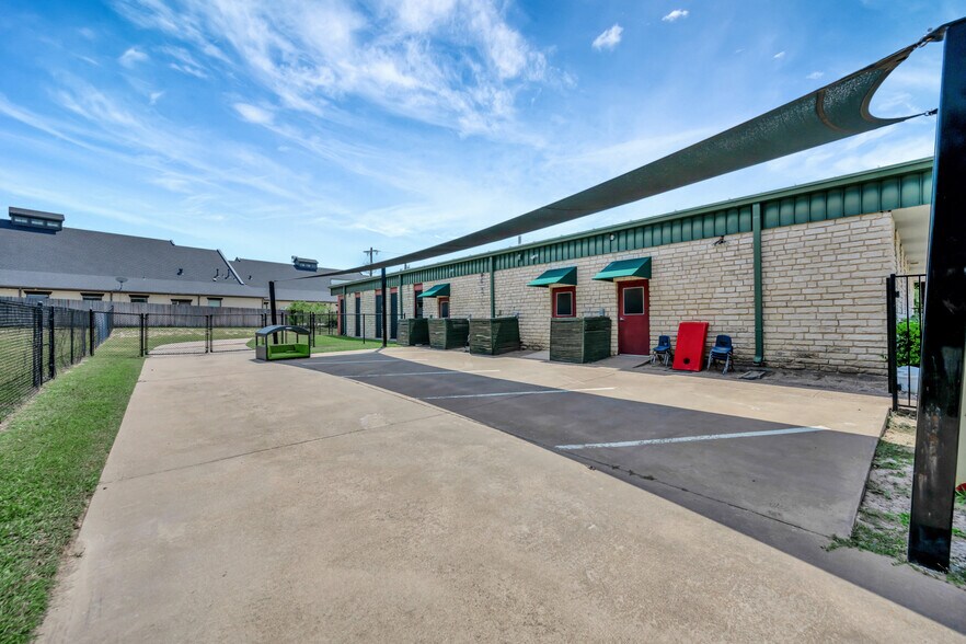 More Photos Of 132 El Chico Trl, Willow Park Medical For Lease