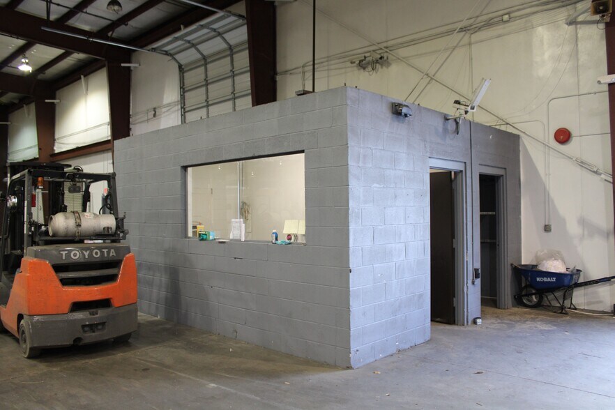 More Photos Of 1023 Legrand Blvd, Charleston Warehouse For Lease