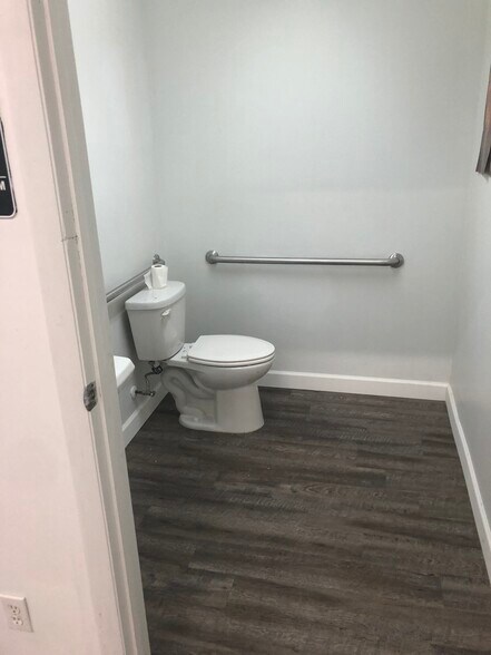 More Photos Of 843 W 13th Ct, Riviera Beach Warehouse For Lease