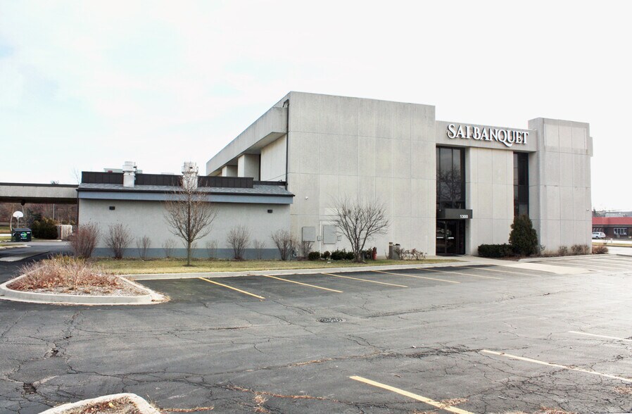 More Photos Of 1300 Irving Park Rd, Streamwood General Retail For Sale