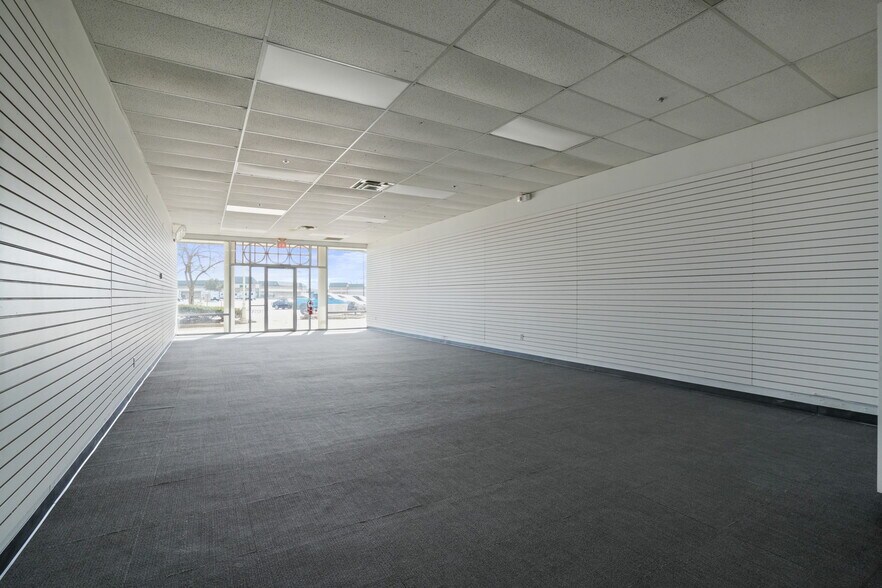 More Photos Of 1100 McArthur Rd, Jeffersonville Light Distribution For Lease