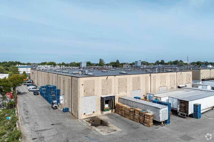 More Photos Of 385 W John St, Hicksville Warehouse For Lease