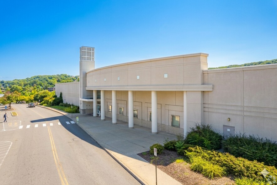 More Photos Of 425 Union St, Waterbury Department Store For Sale