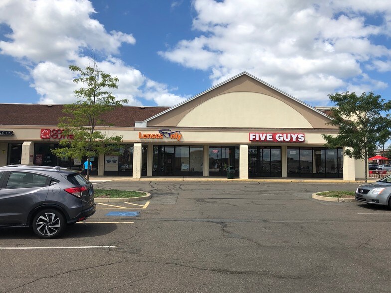 More Photos Of 533 S Broad St, Meriden Unknown For Lease