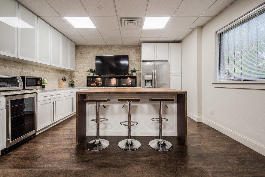 More Photos Of 4510 Duncanville Rd, Dallas Distribution For Sale