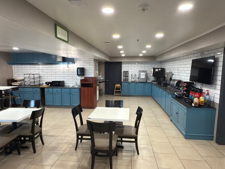 More Photos Of 135 The Lakes Blvd, Kingsland Hotel For Sale