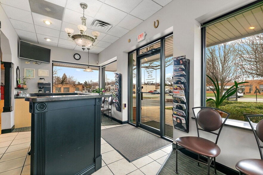 More Photos Of 160-175 N Edison Ave, Elgin Freestanding For Sale